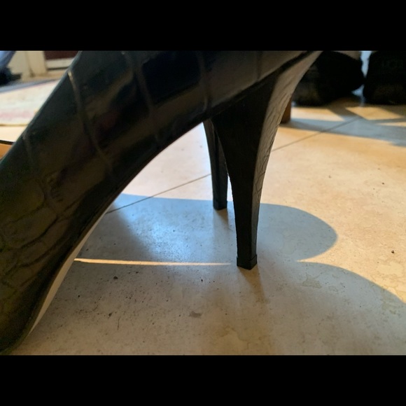 Gorgeous faux crocodile black leather Enzo Angiolini pointed heels. Size 8 - Picture 3 of 4